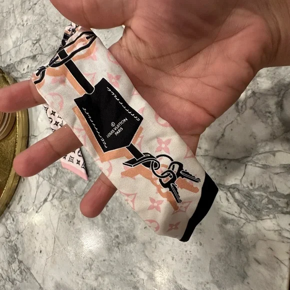 Louis Vuitton scarf. - Picture 6 of 6